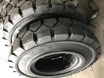 厂家12.00-20实心轮胎轮辋8.00